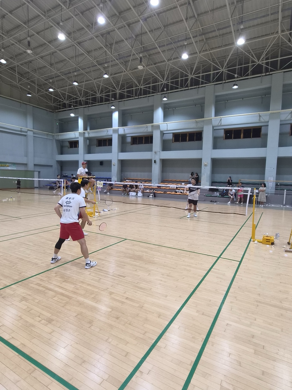 제2회 써포츠배 배드민턴 대회 경기 현장 — 다면 코트 운영